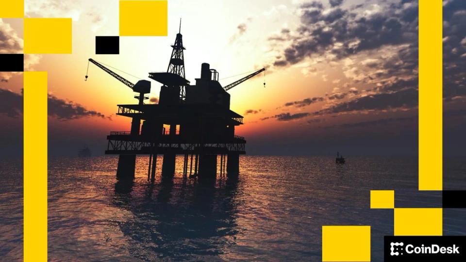 BTC falls sharply along with stocks as oil soars nearly 20%,